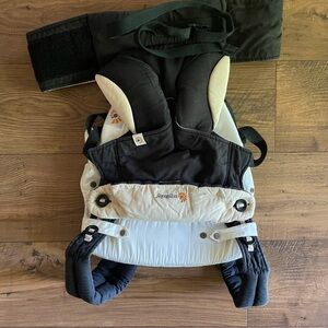 Ergobaby Black and Cream Bag with Ergonomic Design